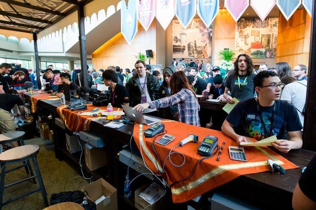 英雄联盟官推发问：15年EDG和18年RNG相遇谁会赢