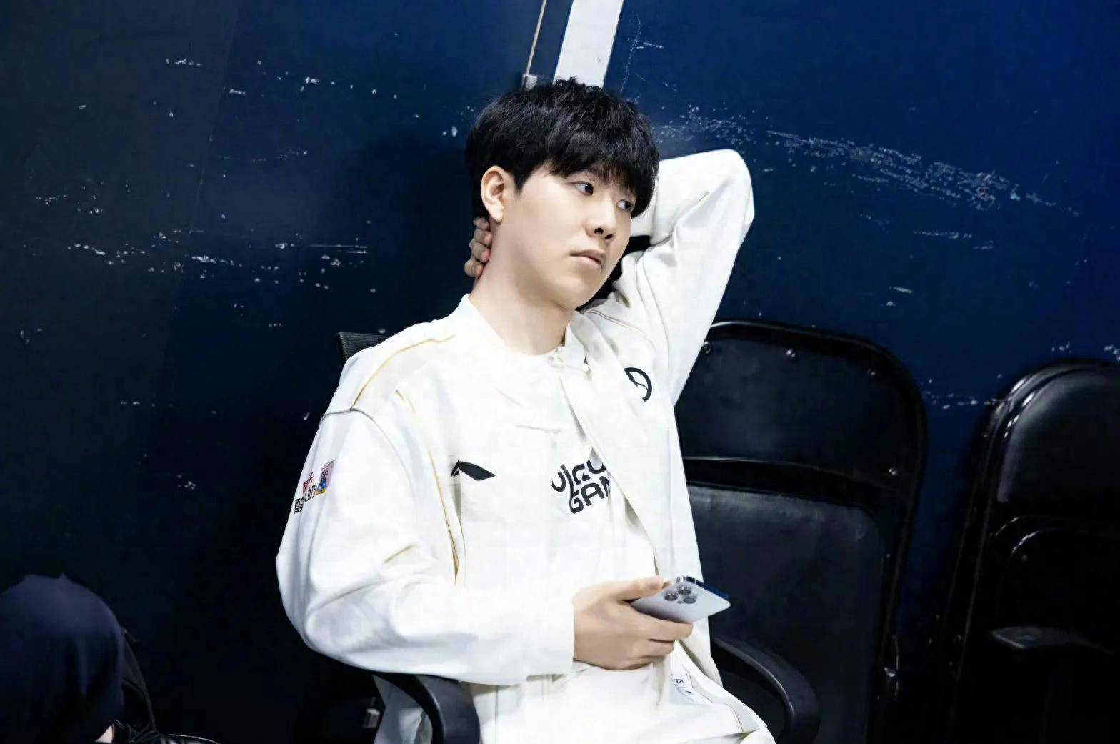 DRX 3-2 T1获得2022英雄联盟全球总决赛冠军，上单Kingen FMVP