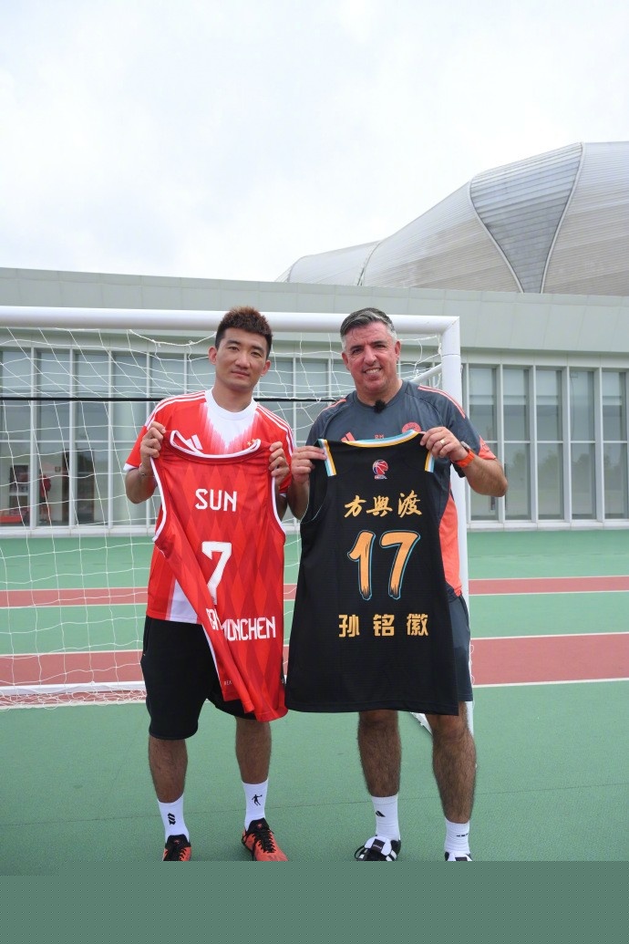 石头在行动：我向Daeny提供了一份合同，他还没有拒绝，也没有决定加入哪个战队。